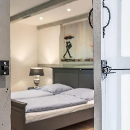 Weisse Reetdachkate 2 Stofs